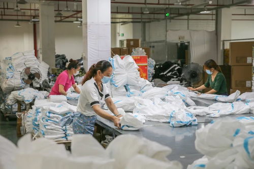 权威媒体之声丨福州高新区雨衣厂改做防护服产品远销欧美